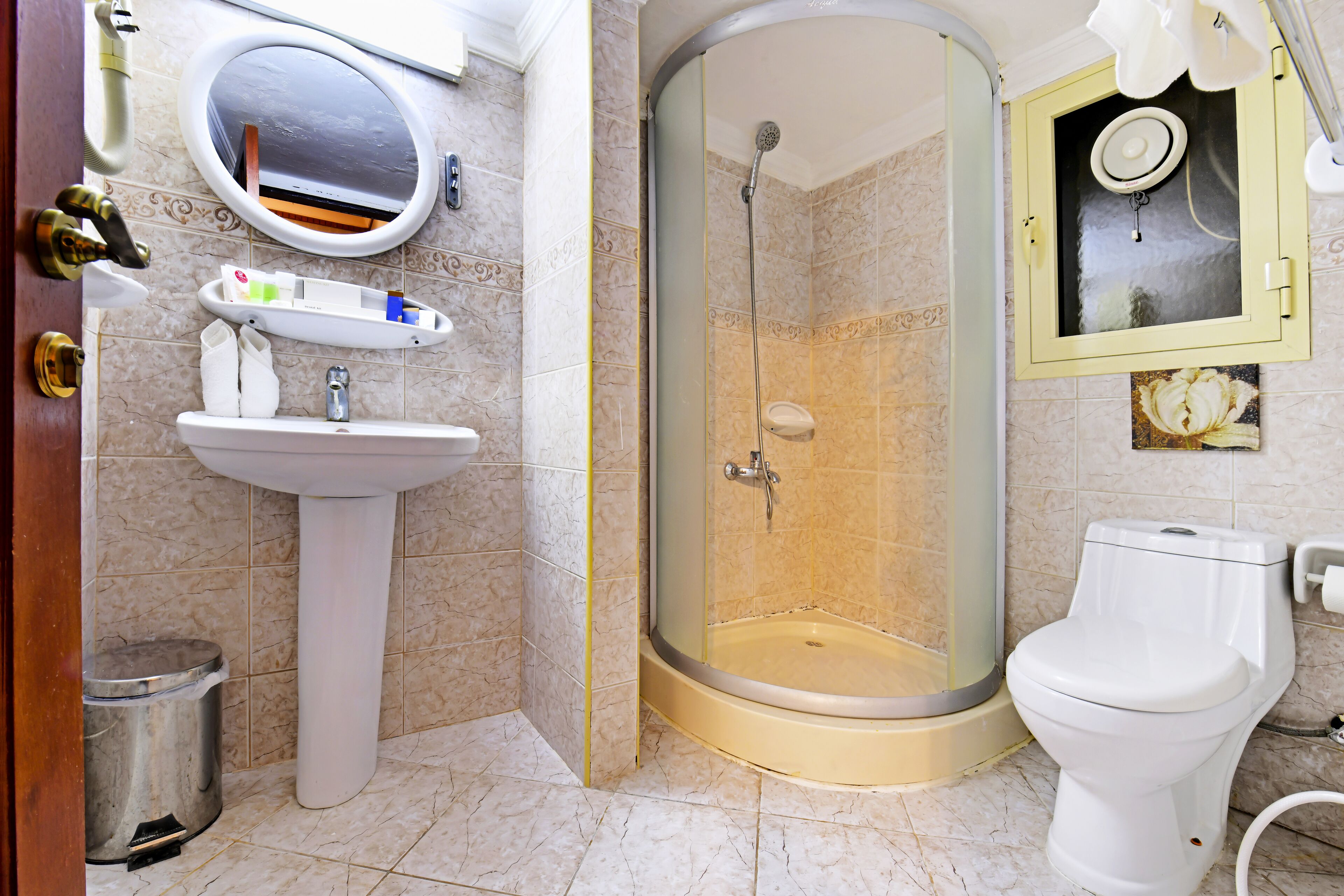 Quarto luxo, 1 cama King | Escrivaninha, Wi-Fi de cortesia, roupa de cama