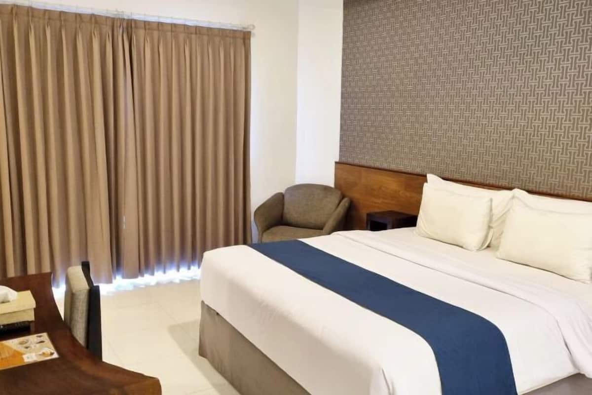 1 bedroom, premium bedding, memory foam beds, blackout drapes
