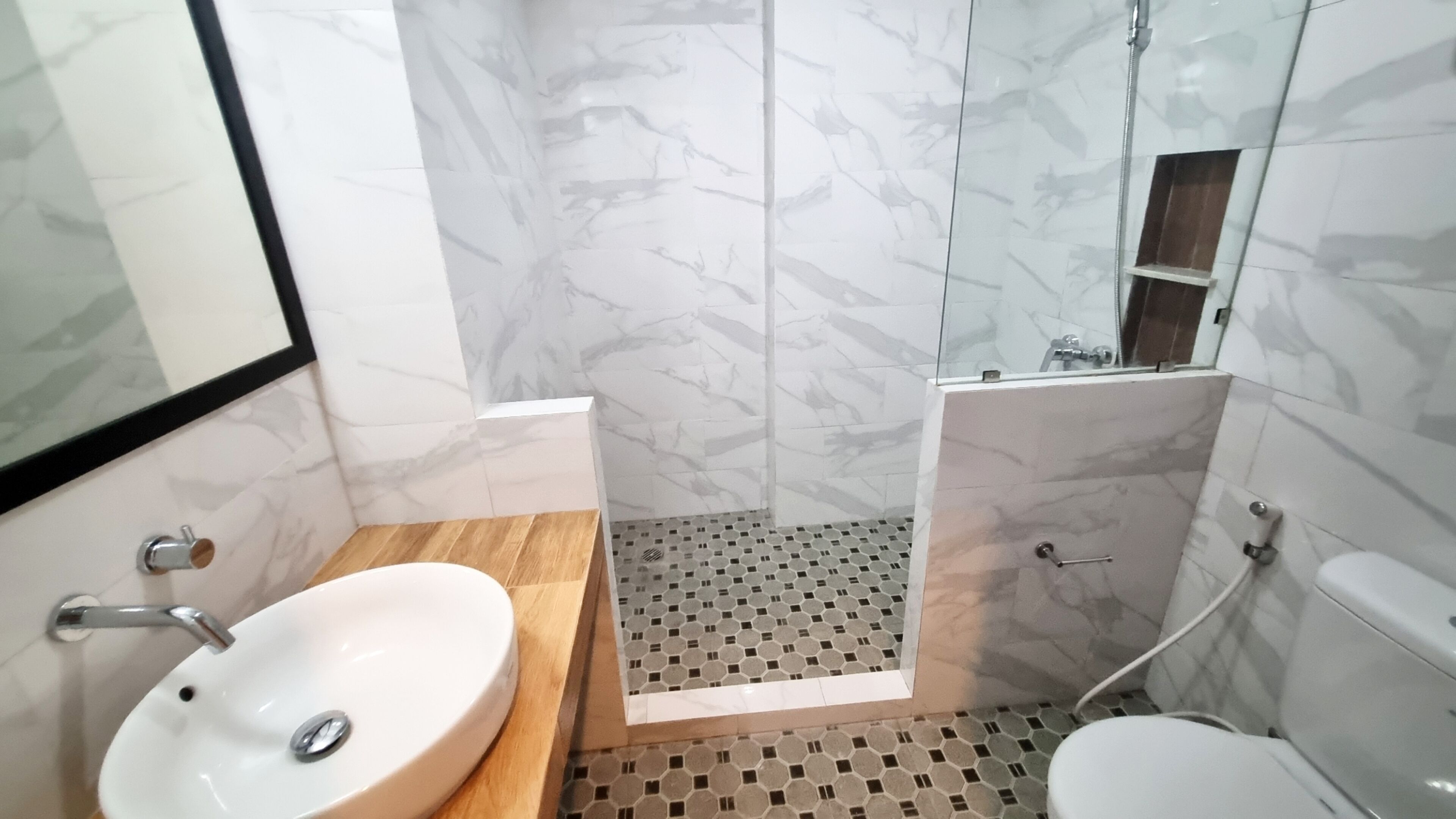 Ein Badezimmer mit Waschbecken, Dusche und Toilette.
