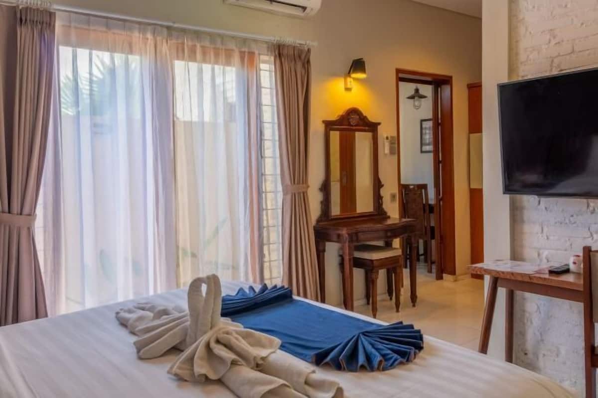 1 bedroom, premium bedding, memory-foam beds, blackout curtains
