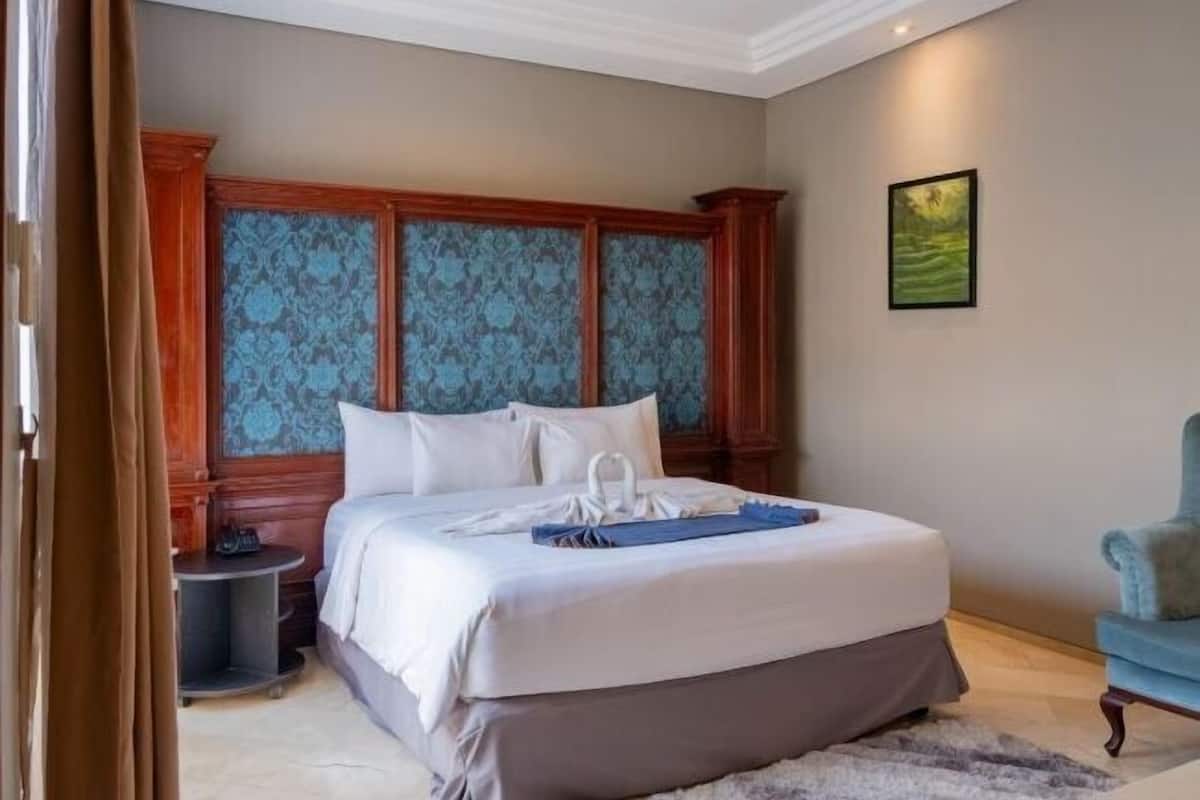 1 bedroom, premium bedding, memory-foam beds, blackout curtains