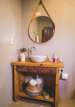 Chambre Double Premium | Salle de bain | Baignoire et douche séparées, baignoire à jets, sèche-cheveux, peignoirs