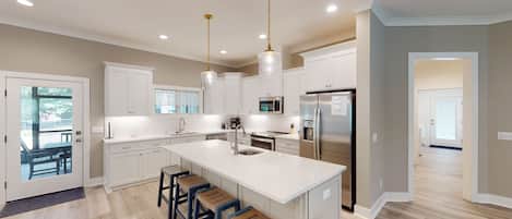 Kjøleskap, mikrobølgeovn, ovn og kokeplater