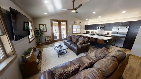 TV - In Town - Hot Tub - Newly Built (Red River)