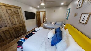 3 bedrooms, free WiFi, bed sheets - In Town - Hot Tub - Newly Built (Red River)
