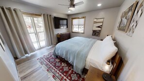 3 bedrooms, free WiFi, bed sheets - In Town - Hot Tub - Newly Built (Red River)