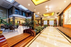 Lobby lounge