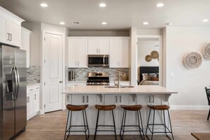 Refrigerador, microondas, horno y parrilla de estufa 