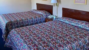 Tabla de planchar con plancha, wifi gratis y ropa de cama