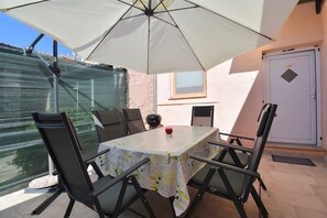 Outdoor dining - City Centre Studio Apartment with terrace (Pula)