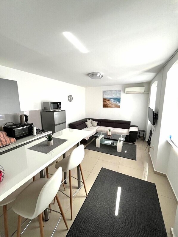 Interior - City Centre Studio Apartment with terrace (Pula)