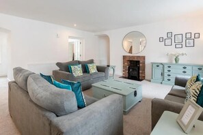 House | Living room | Fireplace - 5 Bedrooms/sleeps 10-12/free Wifi & Parking/garden (Leven)
