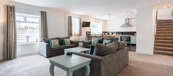 5 Bedrooms/sleeps 10-12/free Wifi & Parking/garden