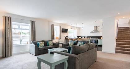 5 Bedrooms/sleeps 10-12/free Wifi & Parking/garden