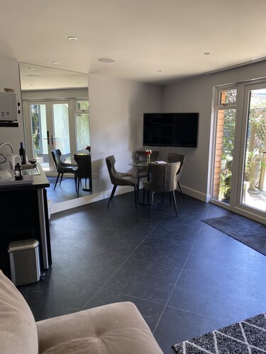 Thistle Lodge - Quiet Garden Lodge with off road parking