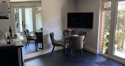 Thistle Lodge - Quiet Garden Lodge with off road parking