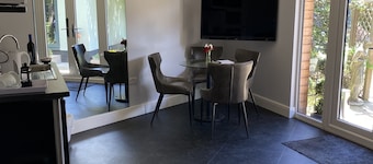 Thistle Lodge - Quiet Garden Lodge with off road parking