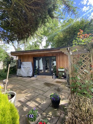 Exterior - Thistle Lodge - Quiet Garden Lodge with off road parking (Hemel Hempstead)