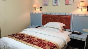 A hotel room with a bed, two bedside tables, and wall-mounted lamps. - Jinpengwei Hotel (Shenzhen)