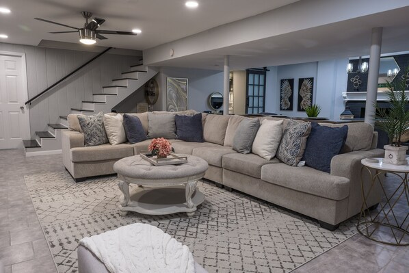 Smart TV, fireplace - Roanoke’s modern Lower Level Apt. (Basement). (Roanoke)