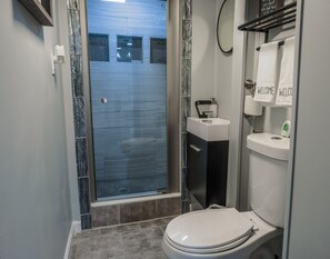 Douche, sèche-cheveux, bidet, serviettes fournies
