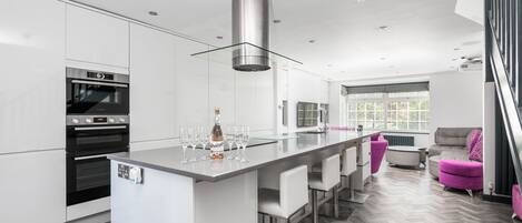 Kühlschrank, Mikrowelle, Ofen, Geschirrspüler