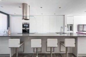 Kühlschrank, Mikrowelle, Ofen, Geschirrspüler