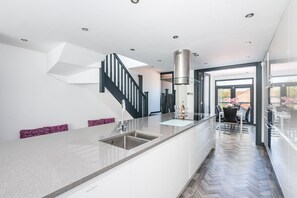 Interior - 73 East Parade, Cherry Tree Apt · Modern 3-bed Duplex Apt in York with 75 inch TV - Pass The Keys (York)