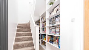 Een trap die leidt naar een boekenplank vol boeken.