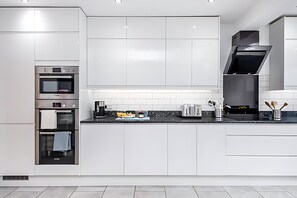 Frigorifero, microonde, forno, tostapane