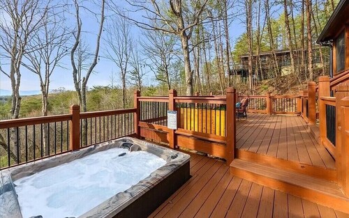 ☀️ Mtn view, Hot Tub, Fire Pit, Patio Swing, Giant Jenga,12 mi from Blue Ridge ⛰