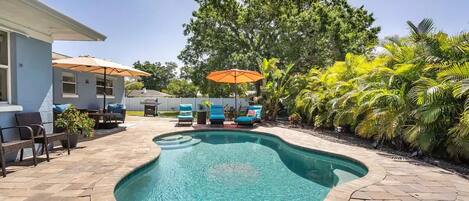 Una piscina al aire libre, una piscina climatizada