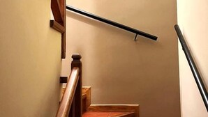A wooden staircase with a handrail and a wooden banister. - Townhouse 4 rooms Pool, Fireplace, Wi-Fi & Pet-Friendly (Llívia)