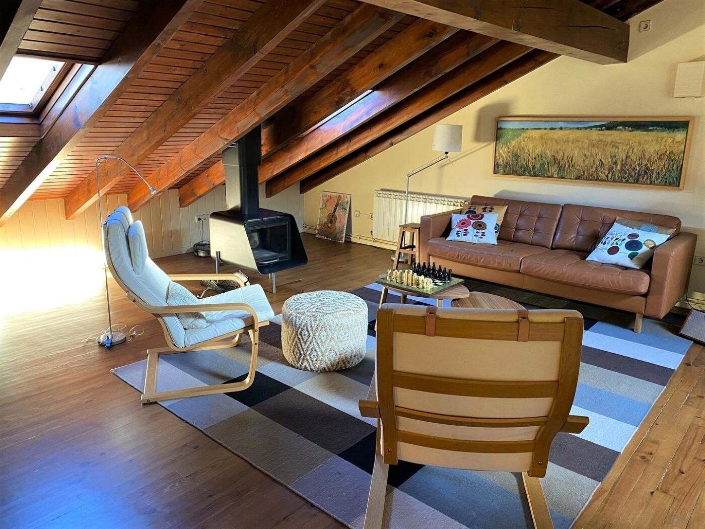 Una televisión, una chimenea