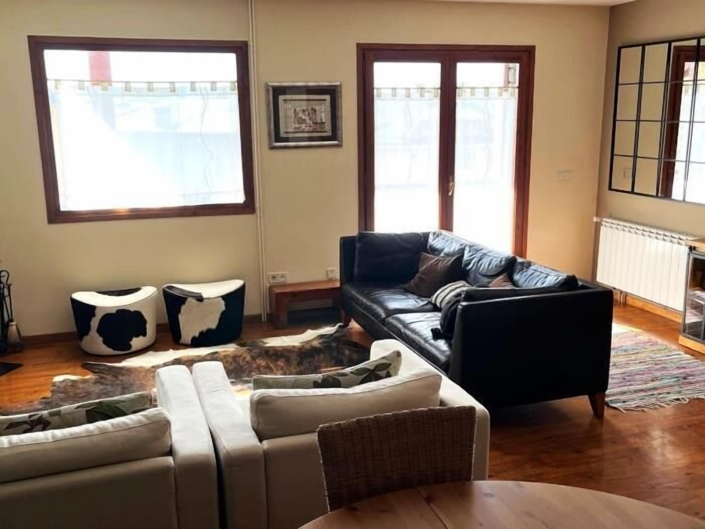 Una televisión, una chimenea