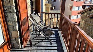A stone staircase leading to a balcony with a wooden railing. - Townhouse 4 rooms Pool, Fireplace, Wi-Fi & Pet-Friendly (Llívia)
