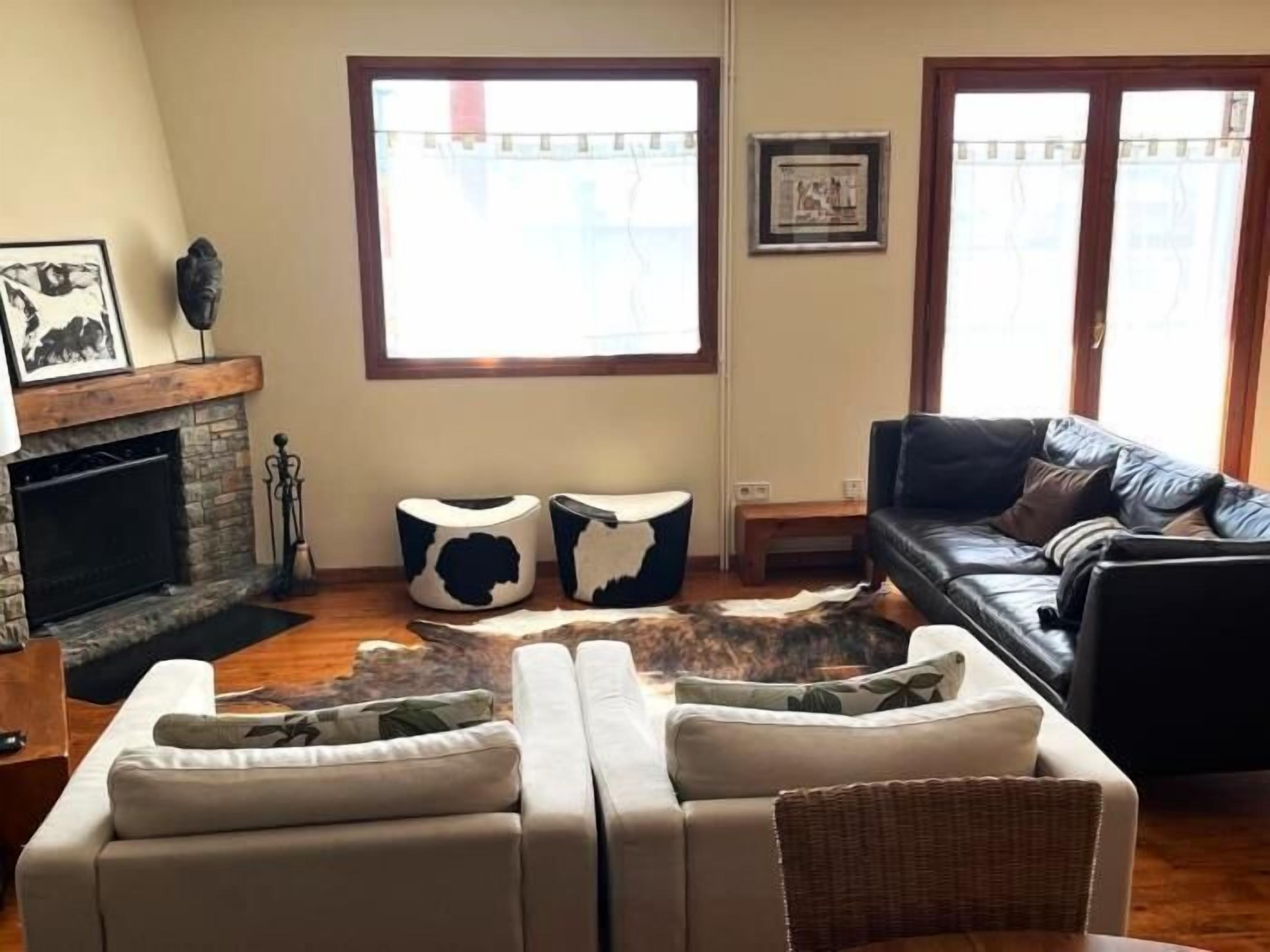 Una televisión, una chimenea