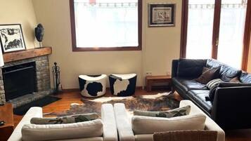 Una televisión, una chimenea