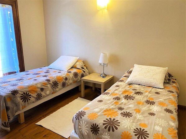 4 bedrooms, iron/ironing board, internet