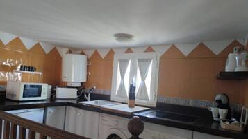 Een koelkast, een microgolfoven, een oven, een kookplaat