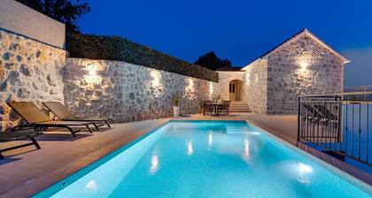 Seaview Villa KING with pool 3km from sea
