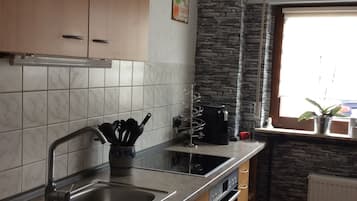 Fridge, oven, stovetop, coffee/tea maker