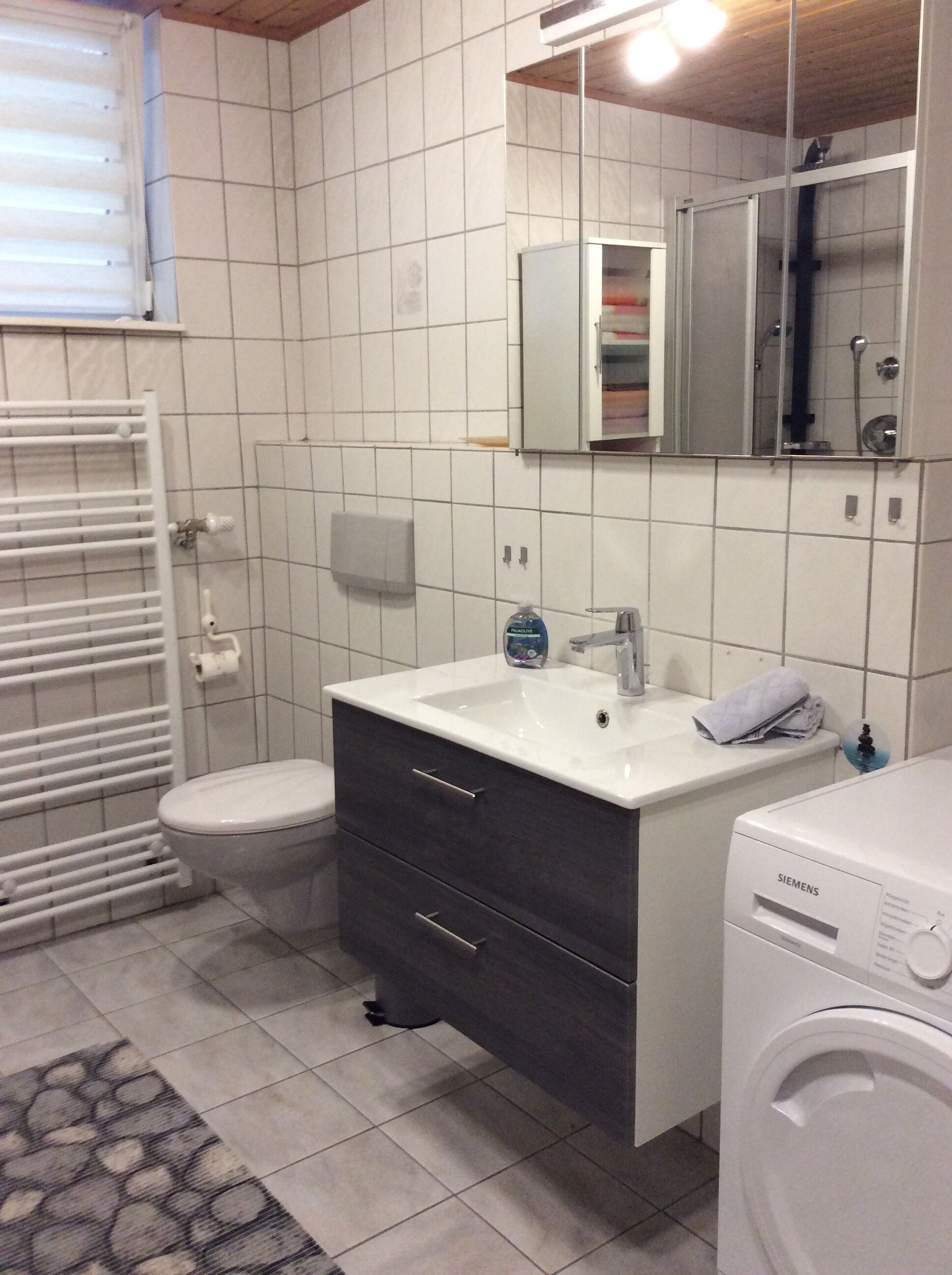 Bañera con ducha, secador de pelo, toallas, papel higiénico