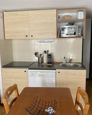 Kühlschrank, Mikrowelle, Ofen, Herdplatte