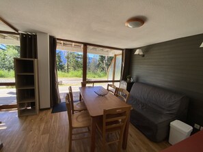 Dining - 6-person apartment rated 3 ⭐️⭐️⭐️, 2 bedrooms, south-facing terrace not overlooked. (Chamrousse)