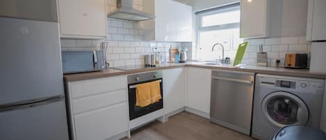 Mikrovågsugn, ugn, spishäll och diskmaskin