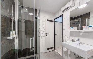 Shower, hair dryer, towels, soap - Ap. RUBIX - top location, 5min walk to beach (Pula)