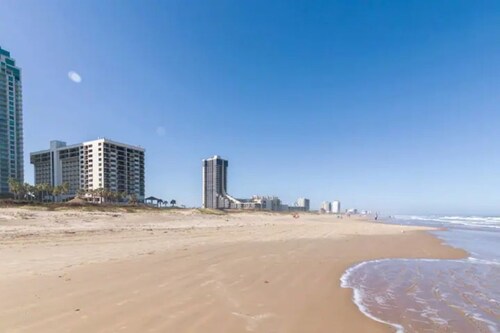 Lovely Condo with Large Pool & Great Beach Access!
