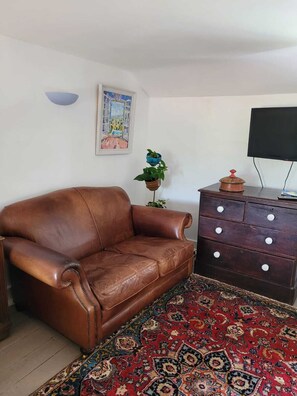 Design Double Room | Individually furnished, laptop workspace, iron/ironing board, free WiFi - Art House B&B (Usk)