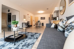 Living area - Spacious 1- bedroom Unit with a skyline view (Charlotte)